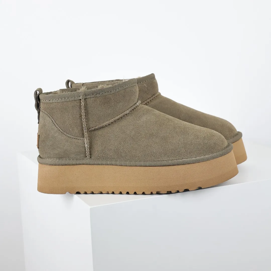 Pick up locally 💰440 The core recommendation is good price E4 UGG Thick-soled short style Zhou Dongyu and Wang Yibo's same series Xiaohongshu popular model Henan Longfeng leather production Cashmere insole is a very suitable choice for keeping warm in winter when going out and at home. In the new year, uug launched a style series, which is partially geared towards the preferences of young consumers and has also been at the forefront of fashion trends. Shoe body material UGGPURE™ implanted wool insole Lightweight non-slip and comfortable rubber outsole With brand LOGO and complete packaging Size: 35 36 37 38 39 40